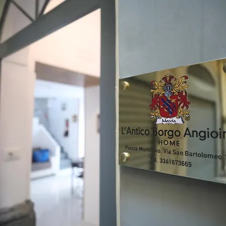 L'antico Borgo Angioino * Naples